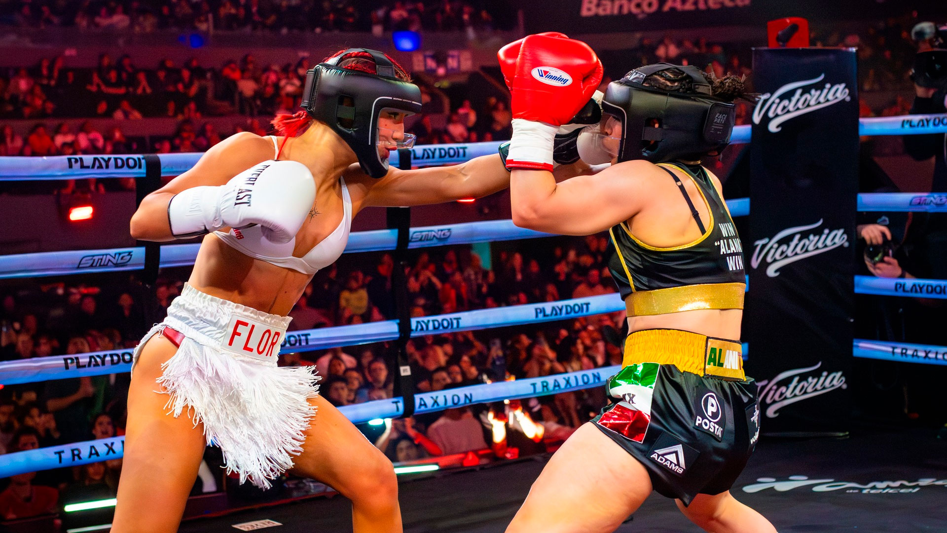 Alana Flores y Flor Vigna durante la pelea estelar de Supernova Génesis 2026 transmitida por Netflix.